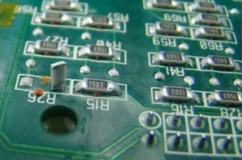 PCB焊接中的立碑問題：成因分析與工藝優化